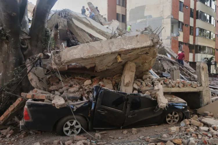 Quake rocks Colombia, killing at least 111